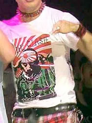 ルクスのパフォーマンスメンバーが着て出演した「旭日昇天旗」Tシャツ
