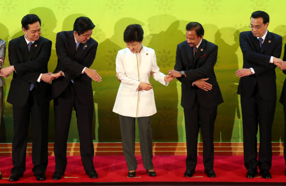 安倍晋三首相との握手を嫌がる朴槿恵大統領