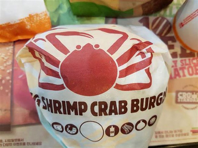 旭日旗（戦犯旗）だと抗議したバーガーキングの海老蟹バーガー ▲（Burger King TONG CHRIMP CRAB BURGER ）