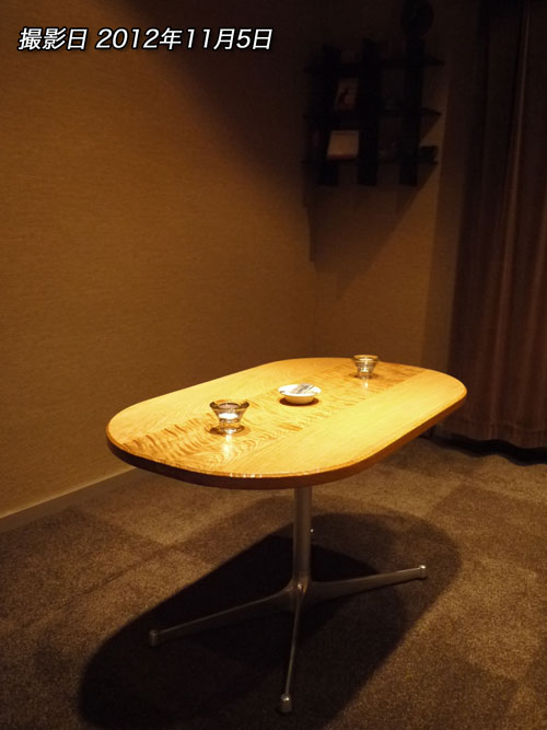 ナラ材のテーブル