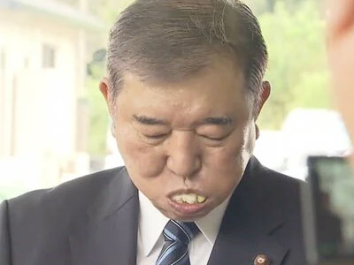 おにぎりを食べる石破首相