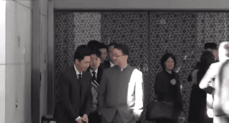 天气冷，不方便握手！（寒いし、握手するのも不便だった）