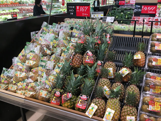 スーパーで販売されている台湾産パイナップル（Taiwan pineapple）屏東県の鳳梨価格