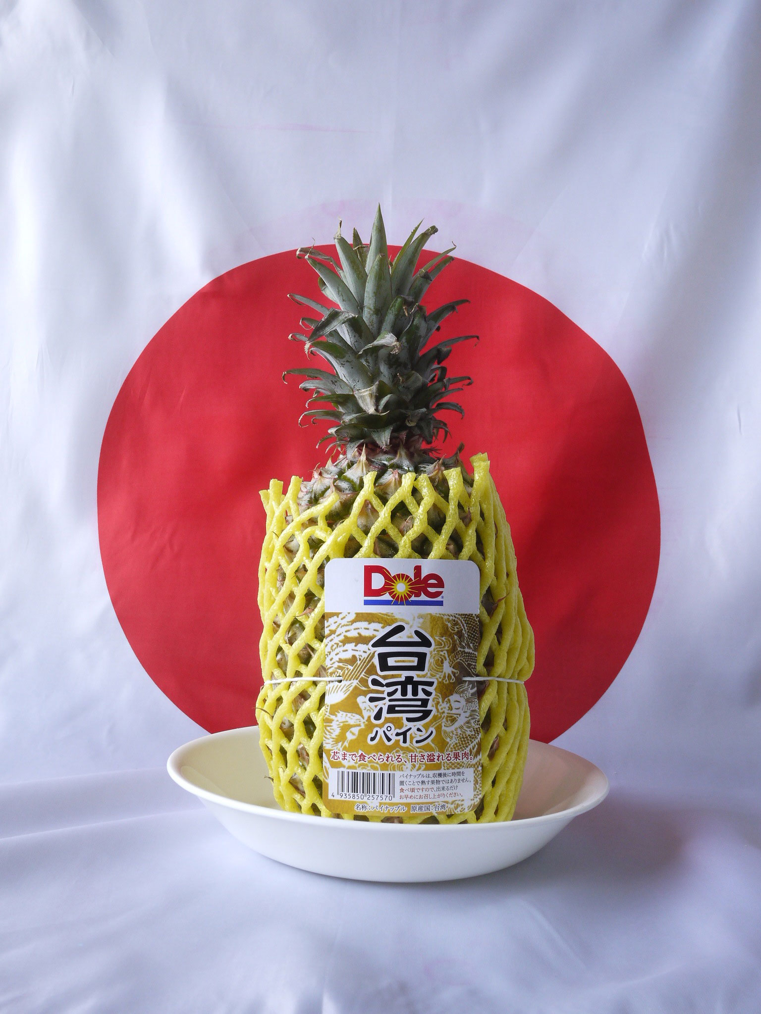 日章旗を背景に撮影した台湾産パイナップル（DOLE Taiwan pineapple）鳳梨