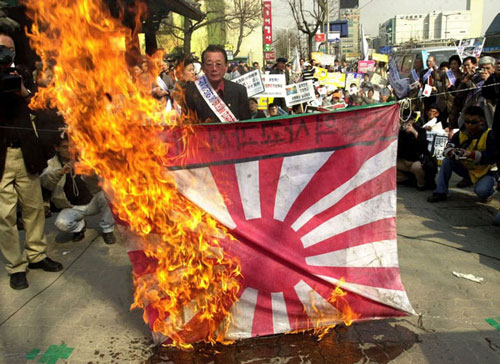 日本は歴史教科書を歪曲していると抗議!!