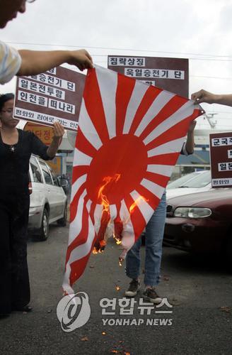 仁川港で旭日旗を燃やし抗議する