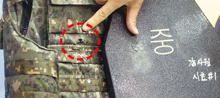 貫通する韓国軍の防弾チョッキ