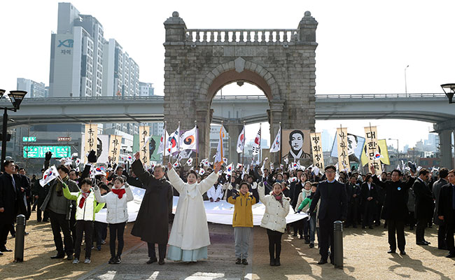 独立門で万歳三唱する韓国国民･大統領, 독립문 3.1 운동