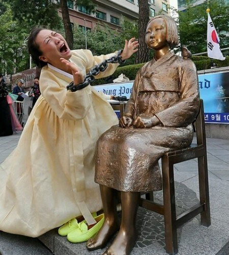 韓国ソウル、日本大使館前の慰安婦像