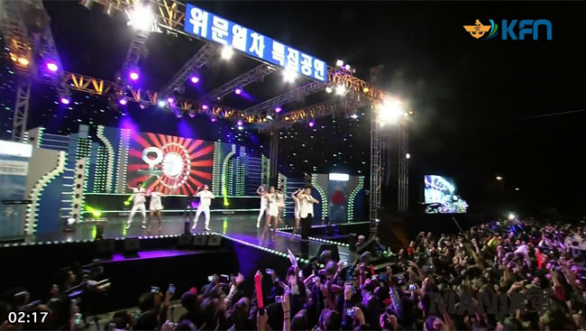 2012年10月5日に韓国軍を慰問するＰＳＹ。Gangnam Style (강남스타일,カンナムスタイル) - PSY, October 5, 2012. Rising Sun Flag = War Crime Flag, 旭日旗 = 戦犯旗, 욱일기 = 전범기