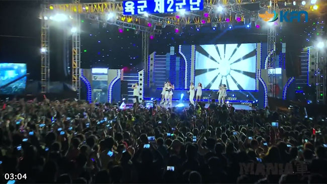2012年10月5日に韓国軍を慰問するＰＳＹ。Gangnam Style (강남스타일,カンナムスタイル) - PSY, October 5, 2012. Rising Sun Flag = War Crime Flag, 旭日旗 = 戦犯旗, 욱일기 = 전범기