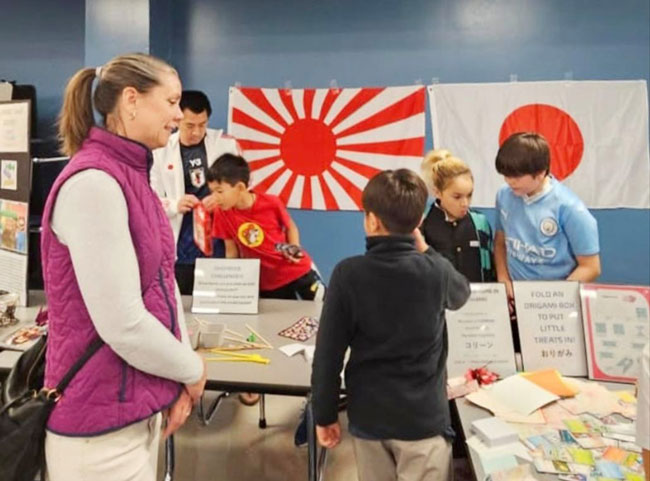 テキサス州オースティンの小学校で「多文化ナイト(Multicultural night)」開催。旭日旗,욱일기に抗議