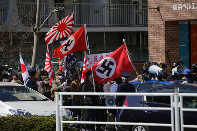 ハーケンクロイツを掲げた日本国内のデモ隊