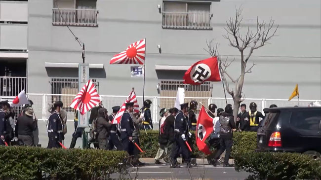 ハーケンクロイツを掲げた日本国内のデモ隊