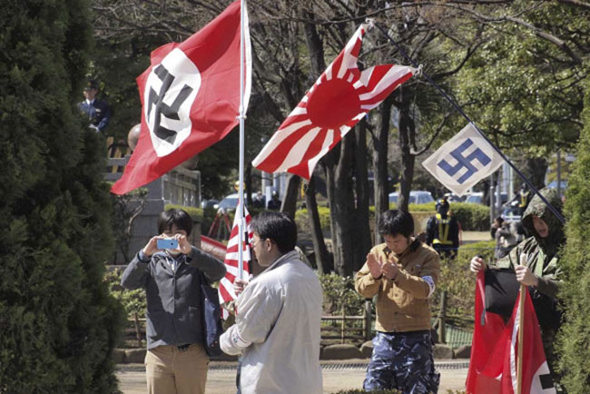 ハーケンクロイツを掲げた日本国内のデモ隊