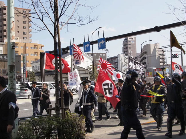 ハーケンクロイツを掲げた日本国内のデモ隊