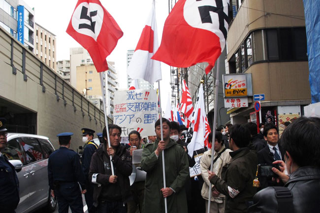 ハーケンクロイツを掲げた日本国内のデモ隊