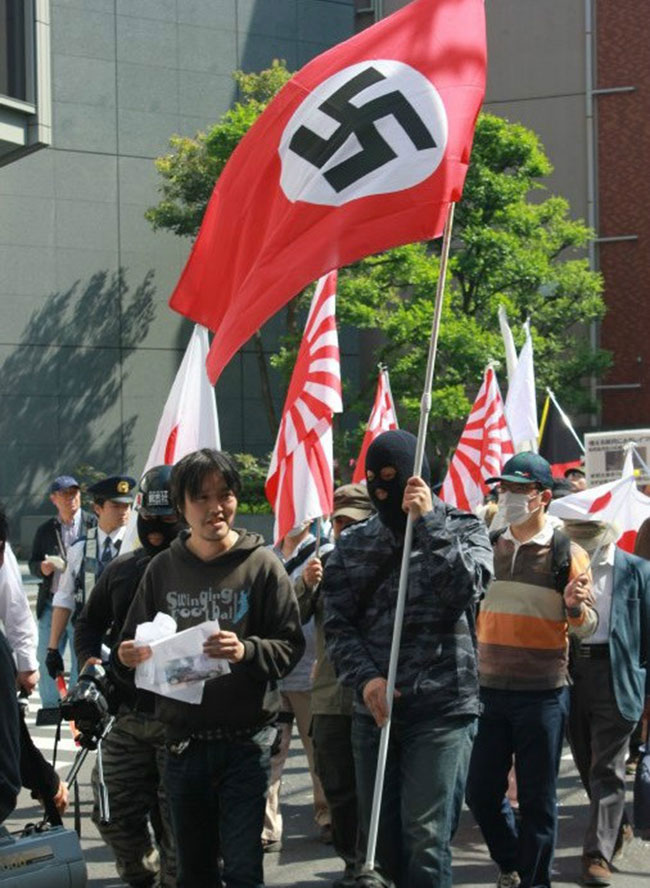 ハーケンクロイツを掲げた日本国内のデモ隊