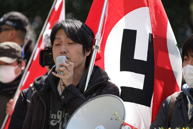 ハーケンクロイツを掲げた日本国内のデモ隊