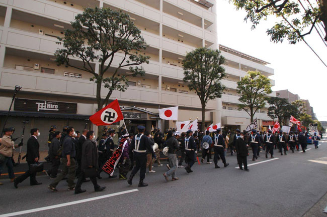 ハーケンクロイツを掲げた日本国内のデモ隊