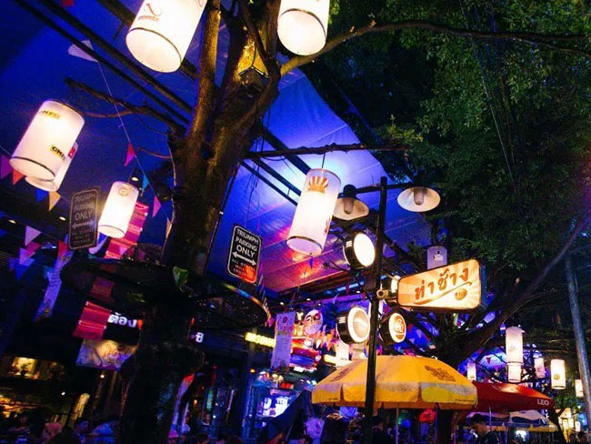 タイ・チェンマイにある「Thachang Cafe」, Rising Sun Design 旭日旗,戦犯旗(전범기)