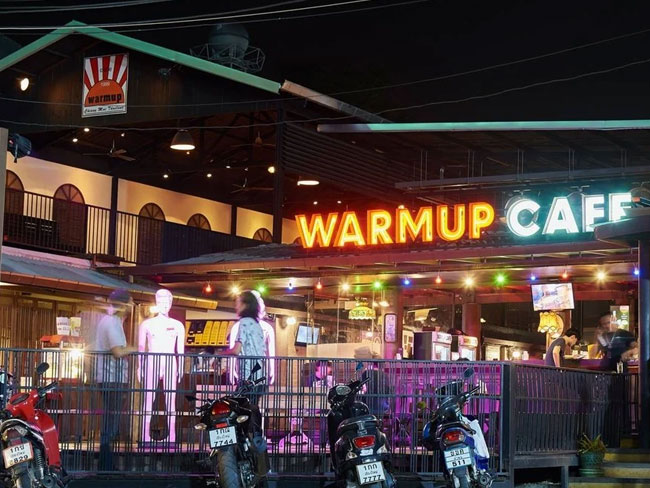 タイ・チェンマイにある「WARM UP CAFE 1999」, Rising Sun Design 旭日旗,戦犯旗(전범기)