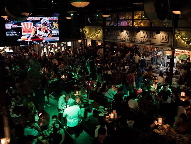 タイ・チェンマイにある「WARM UP CAFE 1999」, Rising Sun Design 旭日旗,戦犯旗(전범기)