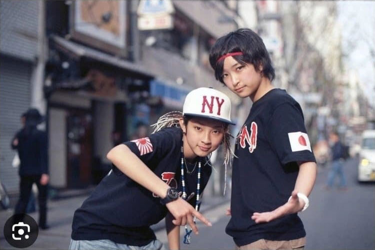 스트릿 우먼 파이터, 女性ダンサー「KYOKA(キョウカ)と「RIEHATA(リエハタ), Rising Sun Design 旭日旗,戦犯旗(전범기)