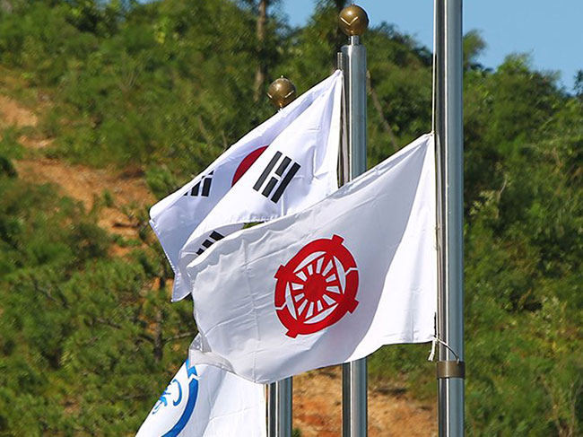 （文鮮明 - 문선명 - MoonSun Myung）の死去に伴い半旗になった統一教会の旗