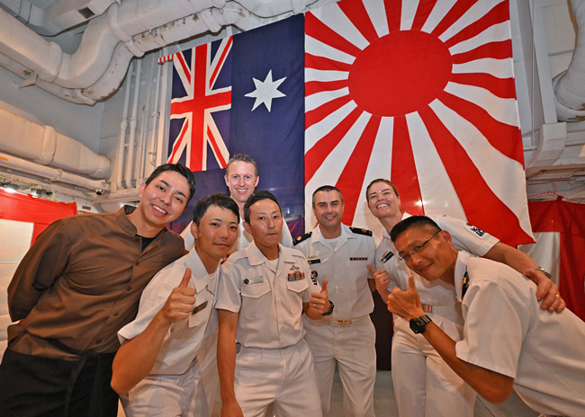 ダーウィン港に寄港。オーストラリア海軍と艦艇相互訪問, Rising Sun Design 旭日旗,戦犯旗(전범기)