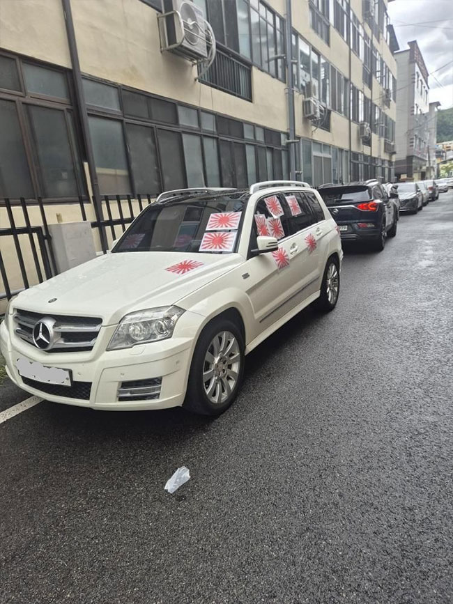 Mercedes-Benz GLK-Class. 韓国に出没する旭日旗を貼り付けた白いベンツ, Rising Sun 旭日旗