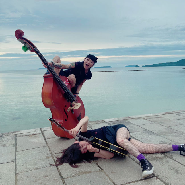 山口県出身のロックンロール･ガールズバンド「THE TUESDAY」のYukaさんのウッドベース, Rising Sun Design 旭日旗,戦犯旗(전범기)